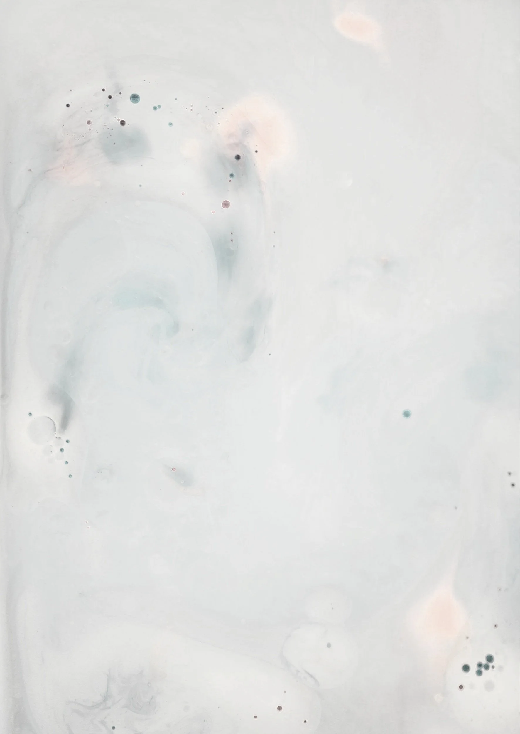Imagen abstracta con manchas y remolinos en tonos claros y algunos puntos oscuros.