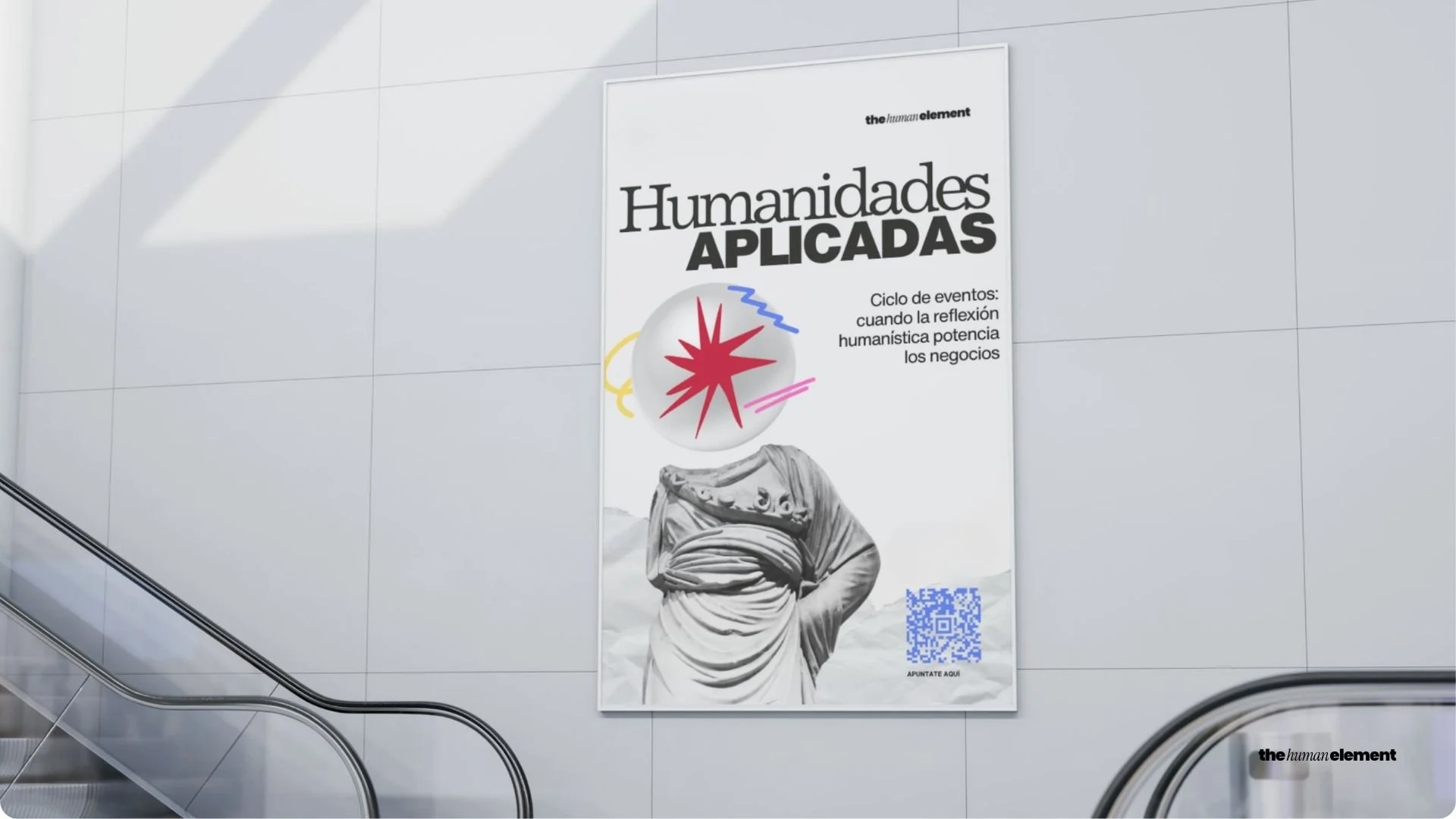 Cartell en un mur blanc que anuncia un cicle d´esdeveniments sobre humanitats aplicades, amb una escultura clàssica i un codi QR.