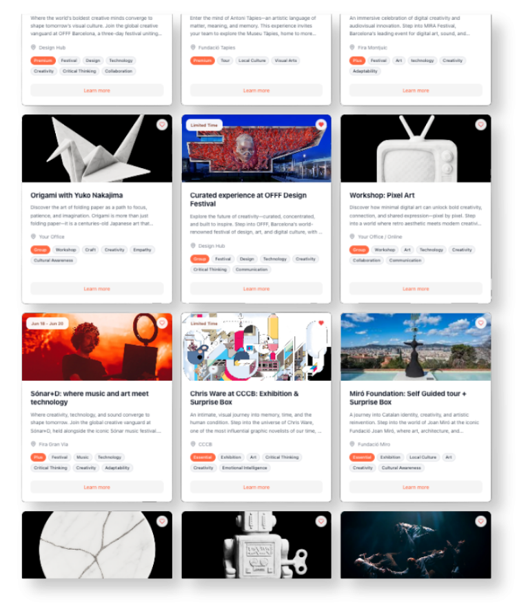 Una cuadrícula de nueve tarjetas de eventos y exposiciones de arte, cada una con títulos, descripciones y etiquetas, relacionadas con arte, tecnología, cultura y creatividad en un festival de diseño y arte. La tarjeta central tiene una imagen de una experiencia curada en el festival.