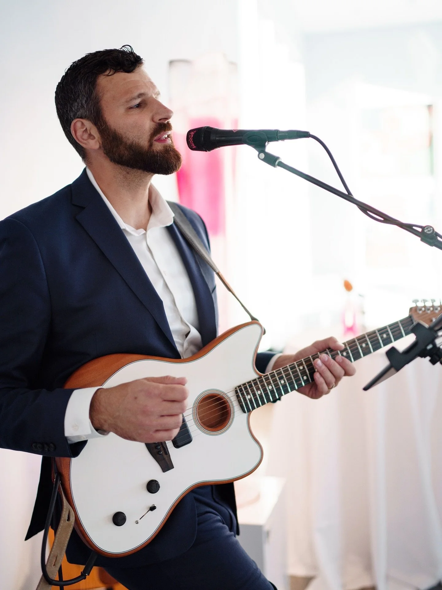 I can&rsquo;t believe it has been almost two years since I ordered this @fender Acoustisonic from @empiremusicpgh. It has been my go-to cocktail hour guitar for two full wedding seasons now. I gotta say, I don&rsquo;t miss stretching around my dreadn
