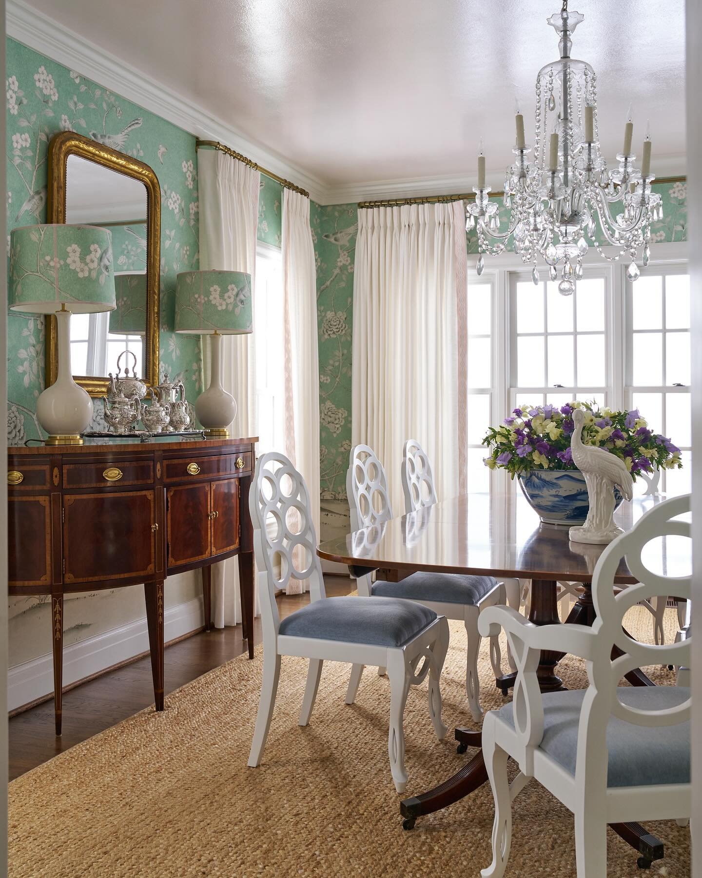 Time to get the dining room ready for the holidaze @courtneypetitdesign with @emilymillerdecor 📸 @nathanschroderphoto  #interiordesign #courtneypetitdesign #traditionalhome #nathanschroderphotography #grandmillennialdecor #grandmillenialhome #holida