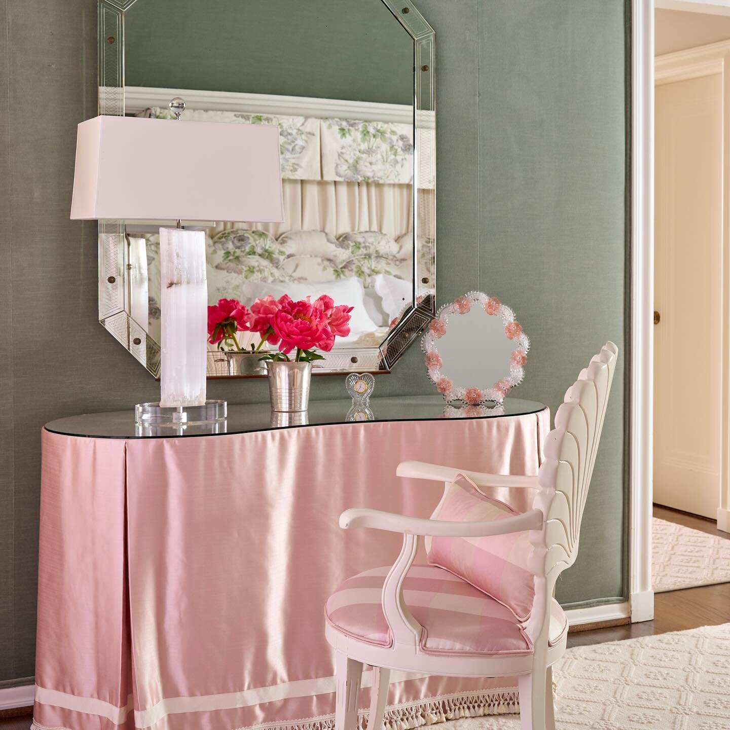 It&rsquo;s a make-up kind of day for this lucky client @courtneypetitdesign 📷 @nathanschroderphoto  #interiordesign #traditionaldecor #grandmillennialdecor #grandmillennialstyle #courtneypetitdesign #dressingroom #dressingtable