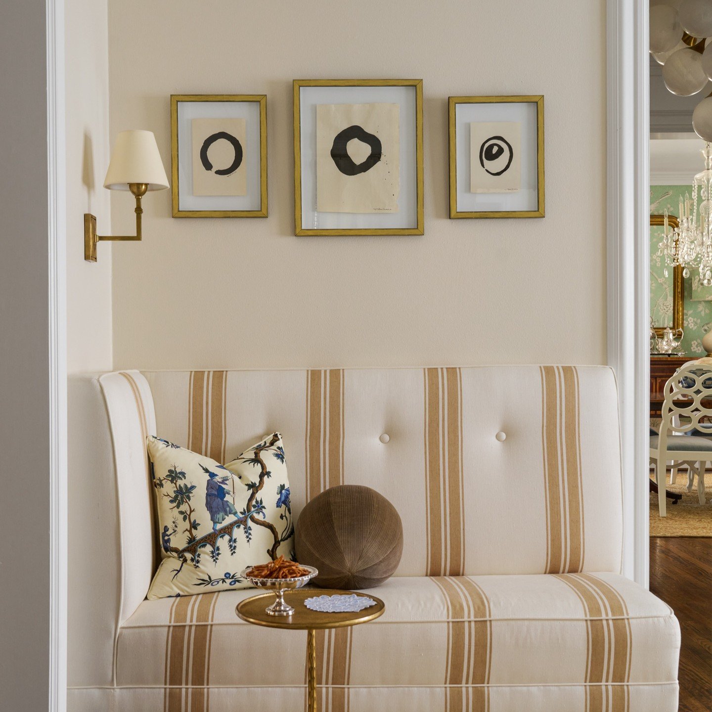 Time to take a seat and give many thanks @courtneypetitdesign @nathanschroderphoto 

#interiordesign #traditionaldesign #grandmillennialdecor #courtneypetitdesign #nathanshroderphoto #schumacher1889 #pierrefrey
