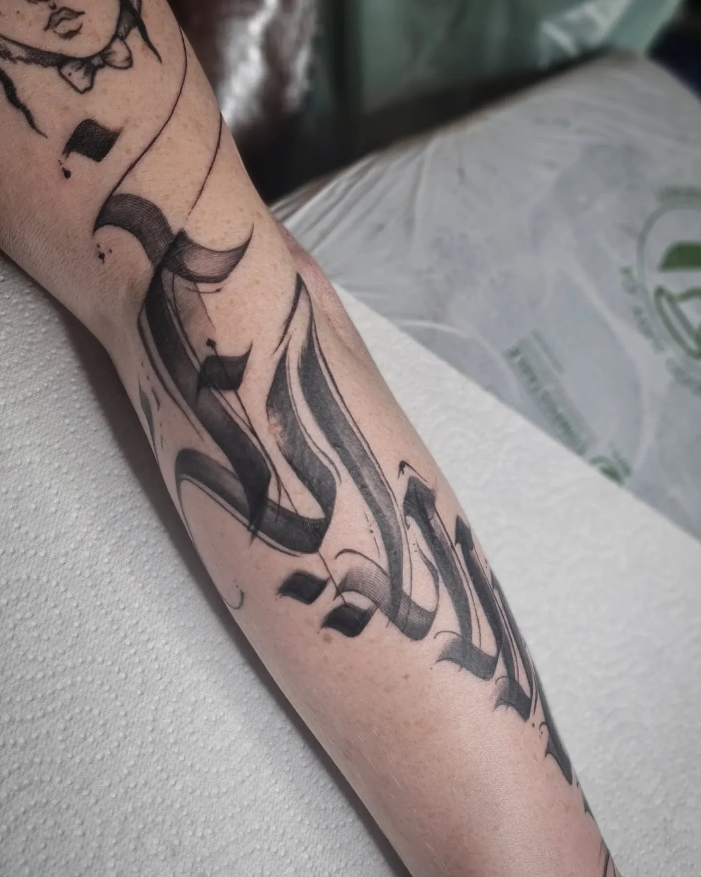 Freehand 'Elwood' on @benillustrator thanks for this! 
More calligraphy please, letters letters letters 💚
Eco surface cover from @goodjudy.ca 
Done at @sixhandstattoo 
.
.
.
#calligraphytattoo #elwood #forarmtattoo #brushworkcalligraphy #ecotattooin
