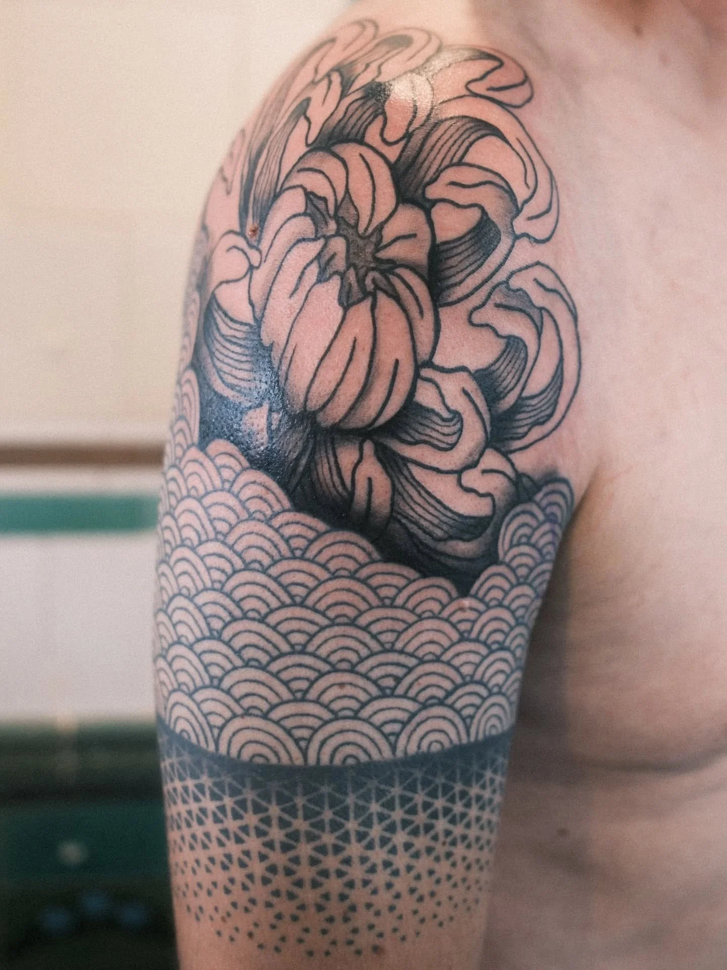 Massive thank you to Gino for coming in today. We added this Chrysanthemum on top the 鱗 UROKO pattern. The bottom geometric band I tattooed 3 years ago and is fully wrapping!

Really happy how this quarter sleeve came together. 🙌

If you're looking 