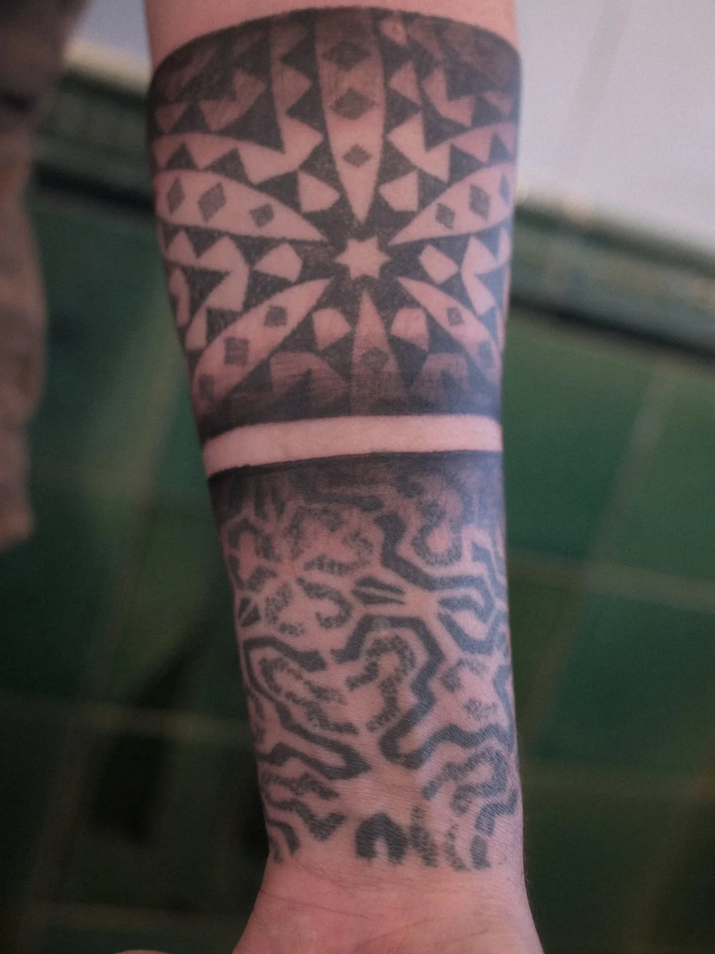 Couple of fully repeating geometric bands on. Long time customer James. The bottom one is from 6 years ago! The first time tattooed a fully wrapping geometric pattern!

Thanks for all the trust over the years mate.