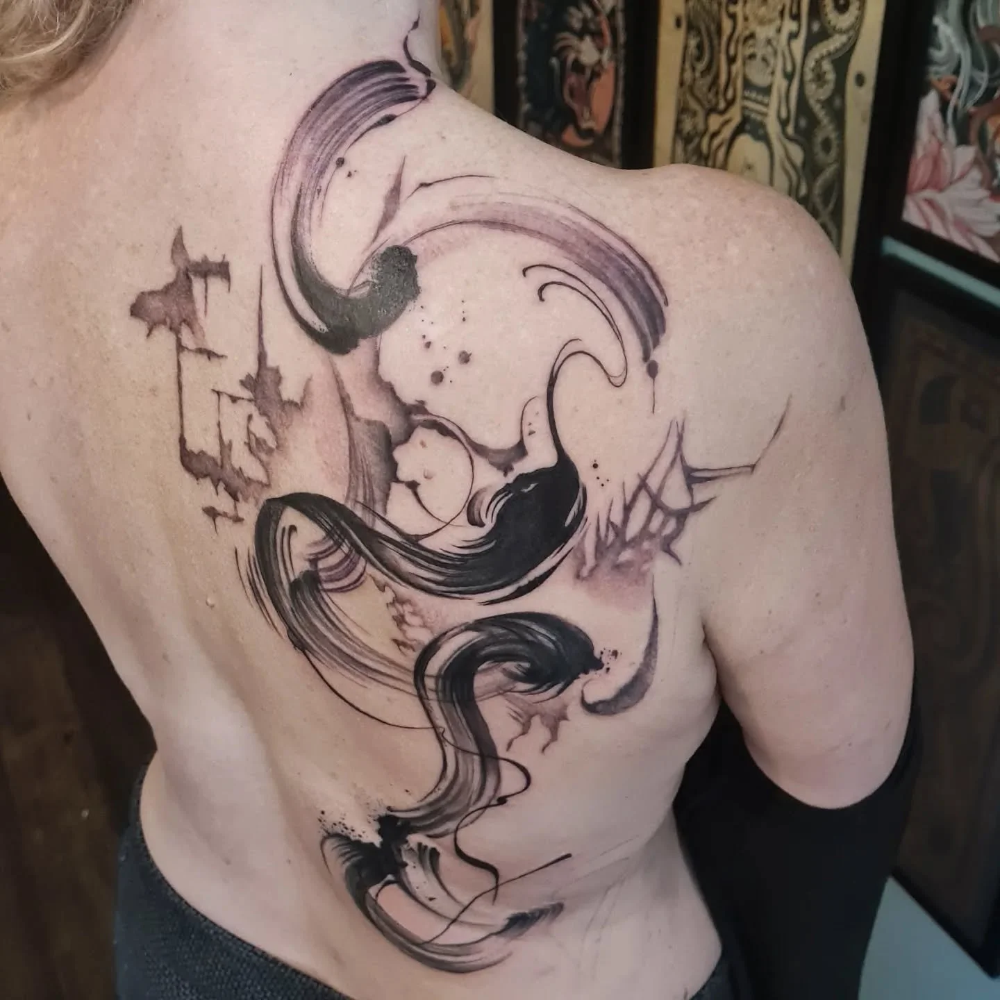 Another section to this mega full body abstract brushwork peice for @victoria_bone_artist , leg done too we just need to connect the the back bone to the hip bone #funnybones looking forward to carrying on with this this week coming in our cosy littl