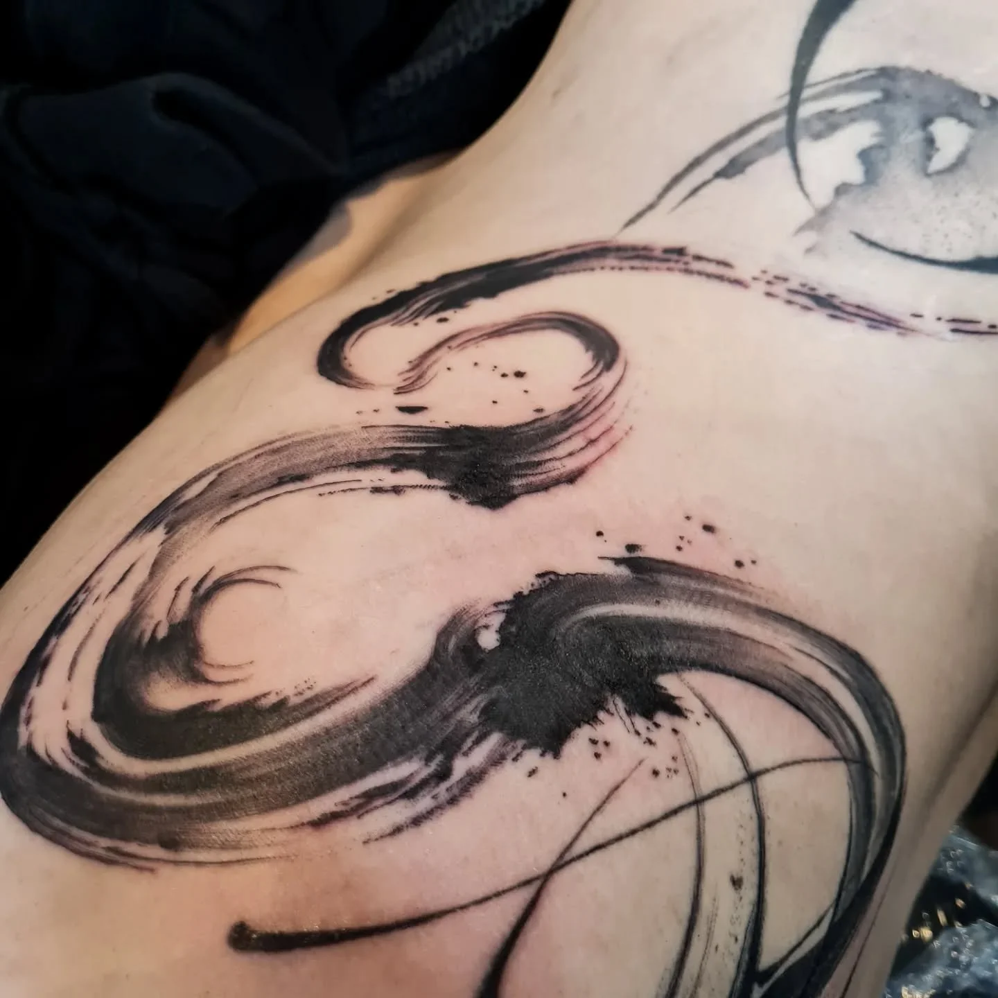 Bit more on this abstract brushwork snake inspired peice.. this is the lower rib section that we just added. I'm having so much fun on this one.. using parts from @victoria_bone_artist 's beautiful abstract paintings to layer into the background. Tha