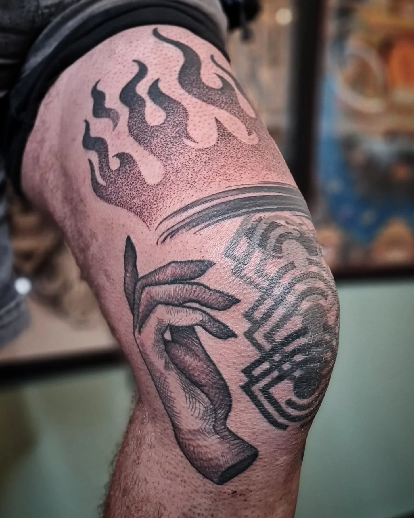 An illustrative abstract knee tattoo from last year. This was alot of fun, for me, maybe not you @tjball993 , you sat like a rock though as always! the eye logo in the middle is from the band @spiritboxmusic 
Cheers for the trust tyler..
Done at our 