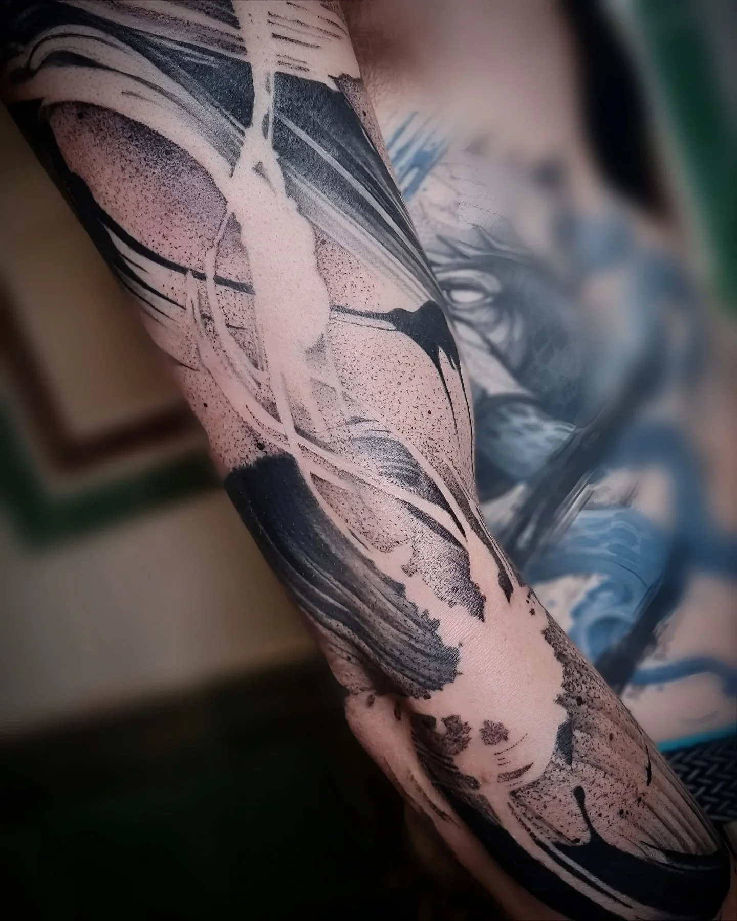 Some more on this abstract brushwork heavy black and stippling sleeve. Really enjoying this one cheers for the creative freedom on this one Joe @_j_o_e_5_6_ 
Found this client at @bristoltattooconvention last year , this project 2 on him and I'm hopi