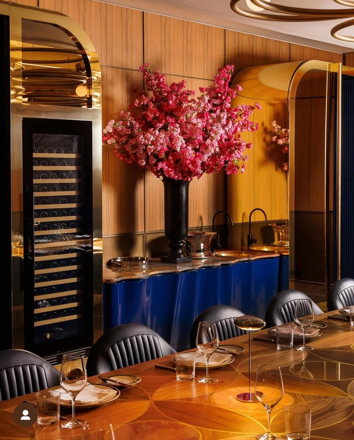 Floral arrangement at the newly opened @sammarcosteak in Toronto, Ontario.

#earthworkfloraldesign #supportsmallbusiness #smallbusiness #florals #floraldesign #instaflorist #instaflowers #flowersoninstagram #freshflorals #flowerstagram #blooms#blooms