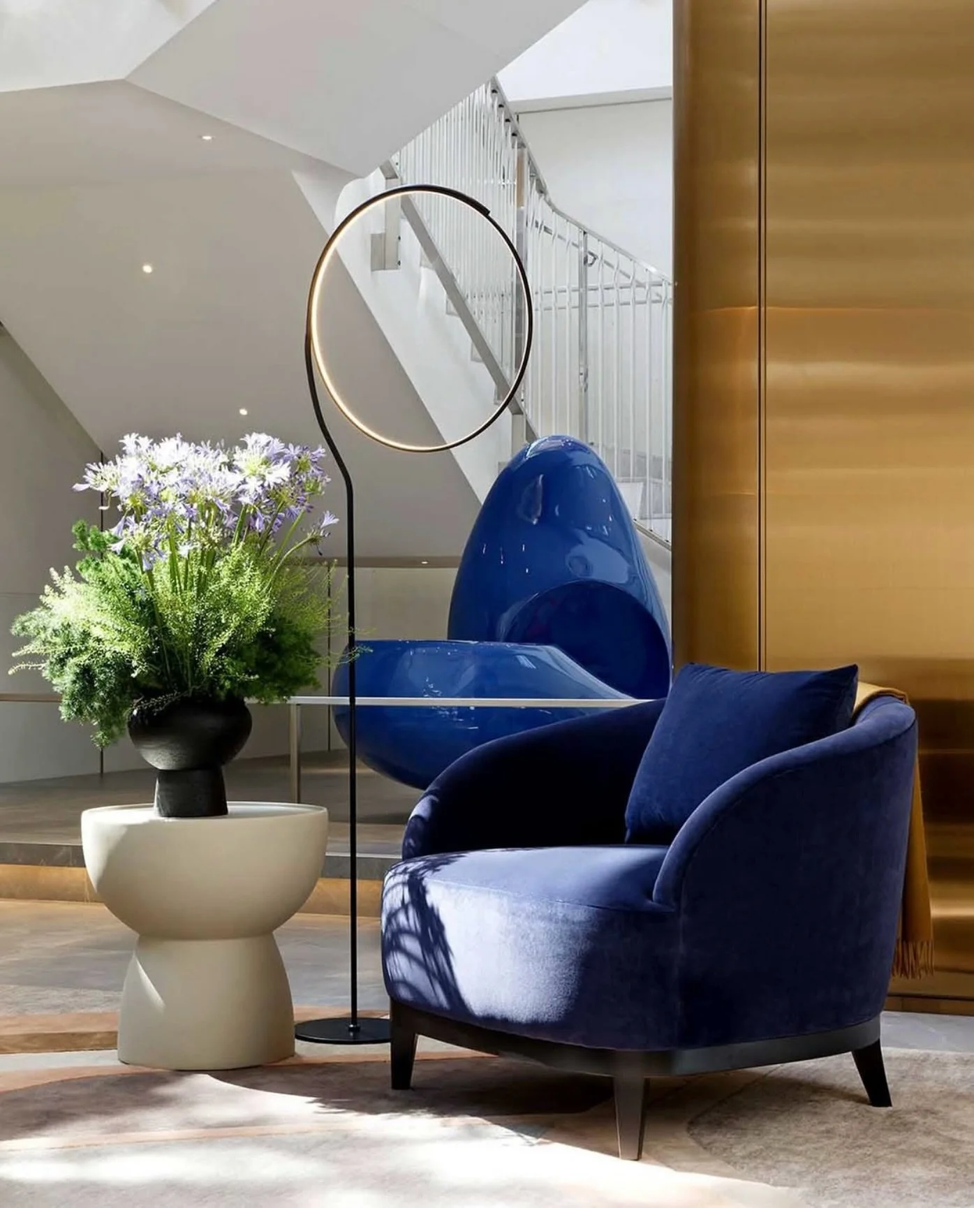 Floral Design by @earthworkfloraldesign for the lower lobby of Aqualuna, a luxury residence in Toronto. Designed by @iibyivdesign and styled by @sioban_q 

#earthworkfloraldesign #supportsmallbusiness #smallbusiness #florals #floraldesign #instaflori