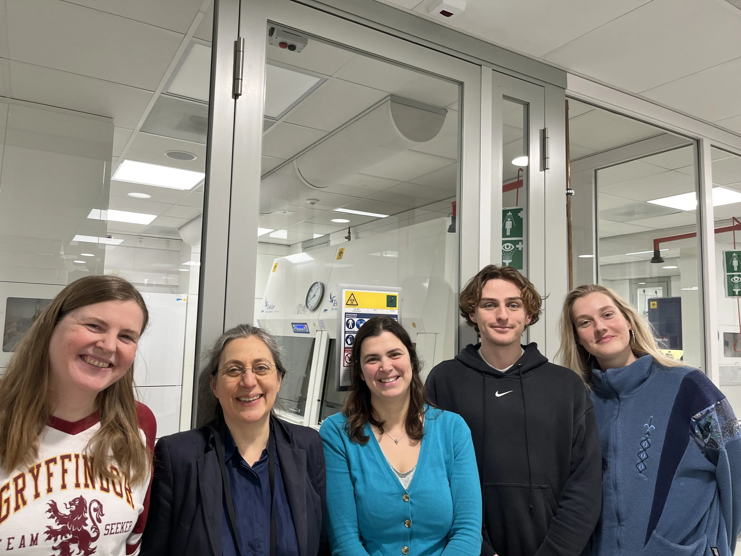 NARS1 Avancez le b&eacute;n&eacute;ficiaire de la subvention de gu&eacute;rison - Marisa Mendes avec son &eacute;quipe dans un laboratoire