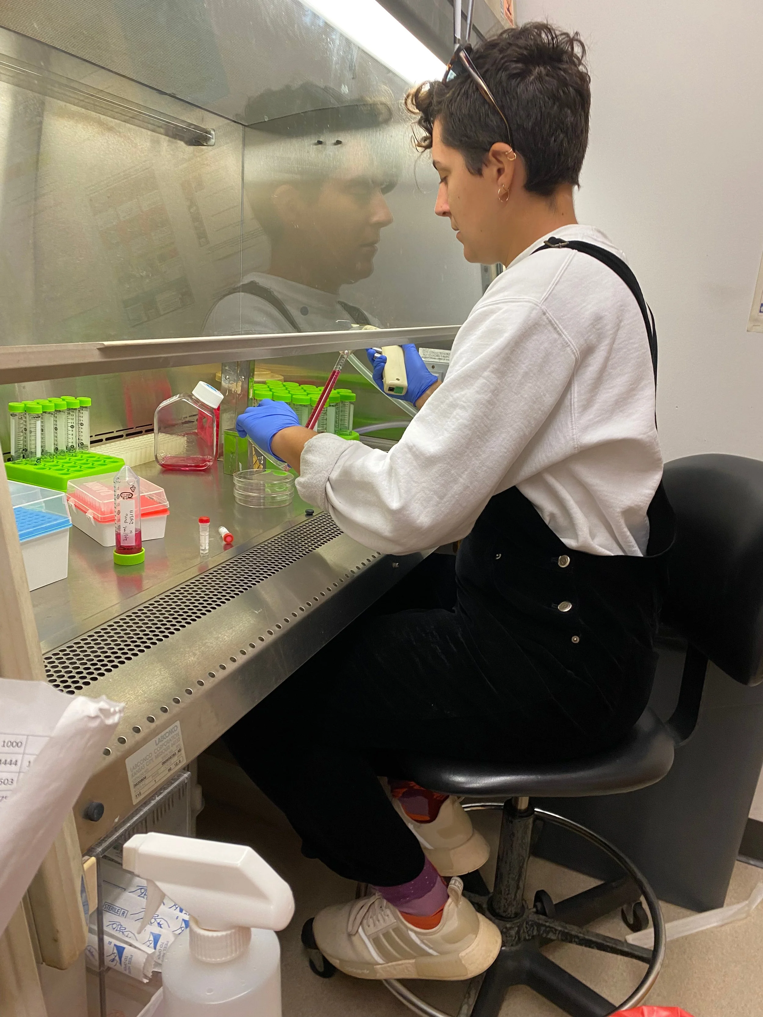 La conseill&egrave;re scientifique de la Fondation Rory Belle - Ingrid Vall&eacute;e - en laboratoire alors qu'elle travaillait sur son doctorat