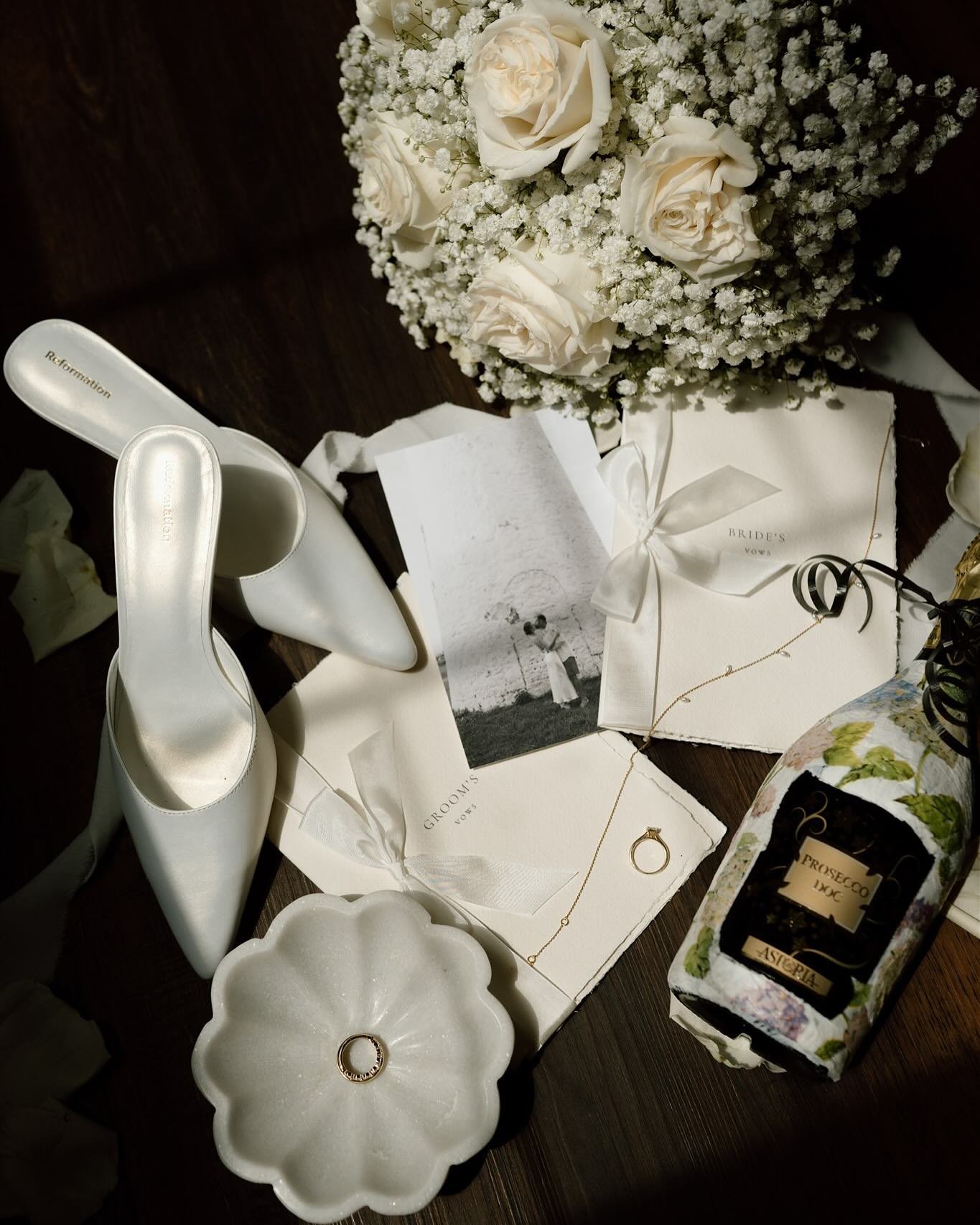 Morning detail inspiration for all my minimalist couples 🤍

.
.
.
#flatlayphotography #brideandgroom #weddingdetails #weddingmorning #weddinginspiration #weddingday #realweddingday #candidweddingphotos #bridaldetails #diywedding #bride #weddingphoto