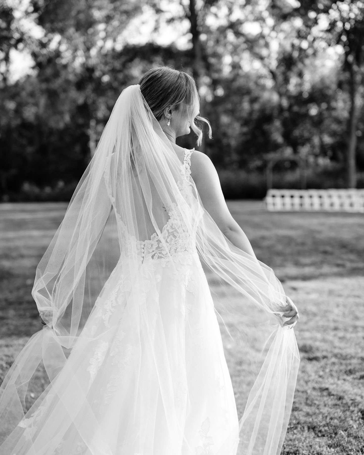 Had to give this stunning bride another moment 🤍 because how beautiful is @_saranelson (and her bestie)🥹

And of course these were taken at one of my all time favourite venues @bellewoodestate

#windsorwedding #ontarioweddingphotographer #londonwed