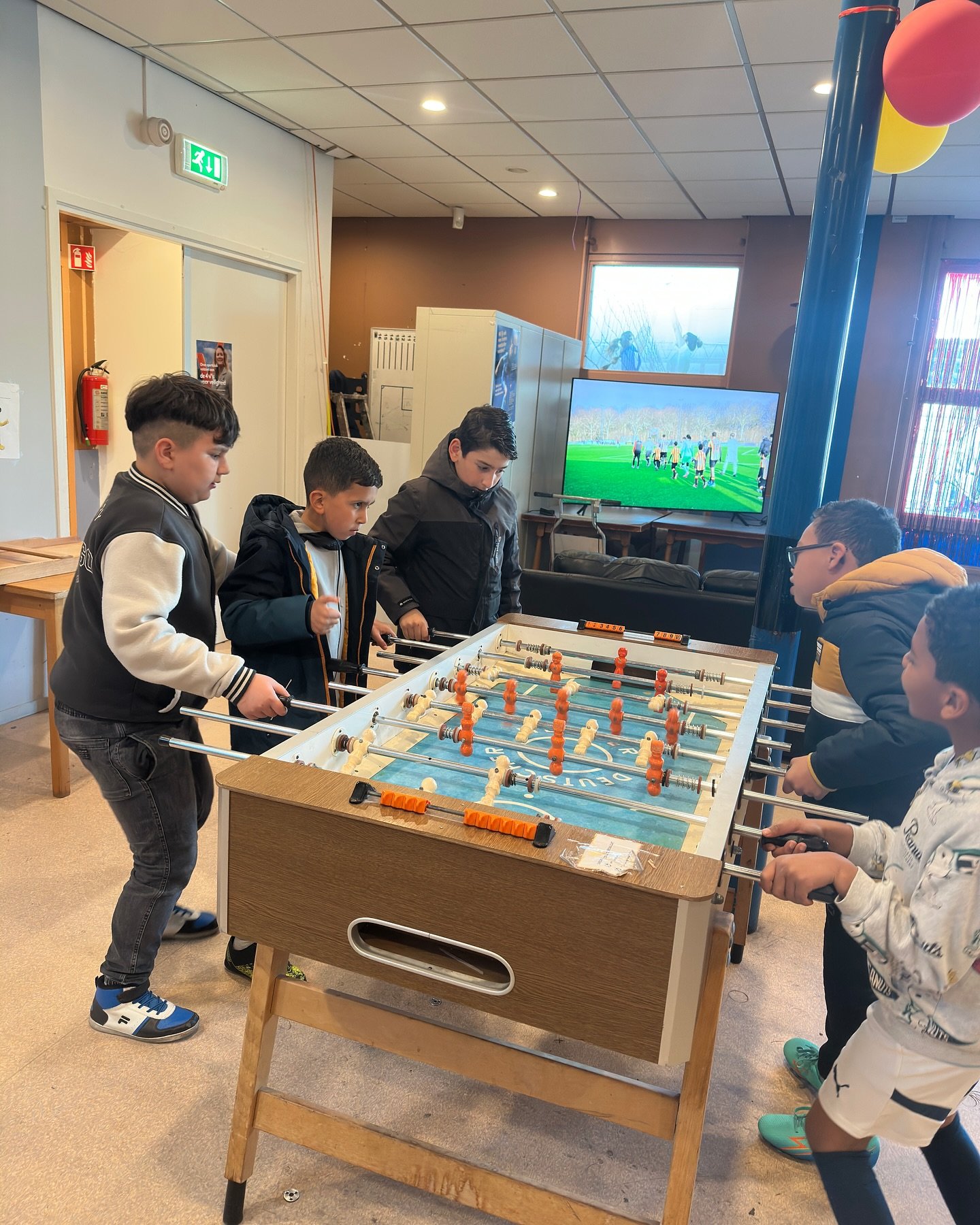 Bij @rvc_celeritas draait het inclusieve voetbalteam niet alleen om voetbal, maar om vriendschap.

Voor elke training komt de kantine al tot leven met tafelvoetbal, gelach en verbinding. 
Het gaat niet alleen om wat er op het veld gebeurt, maar ook o