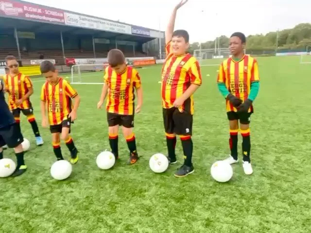 ✨ Gisteren was de eerste training van het seizoen 2025/26 voor ons inclusieve voetbalteam bij @rvc_celeritas ! ⚽💚

In ons inclusieve team voetballen kinderen met en zonder beperking samen. Iedereen doet mee op zijn of haar eigen niveau &ndash; plezi
