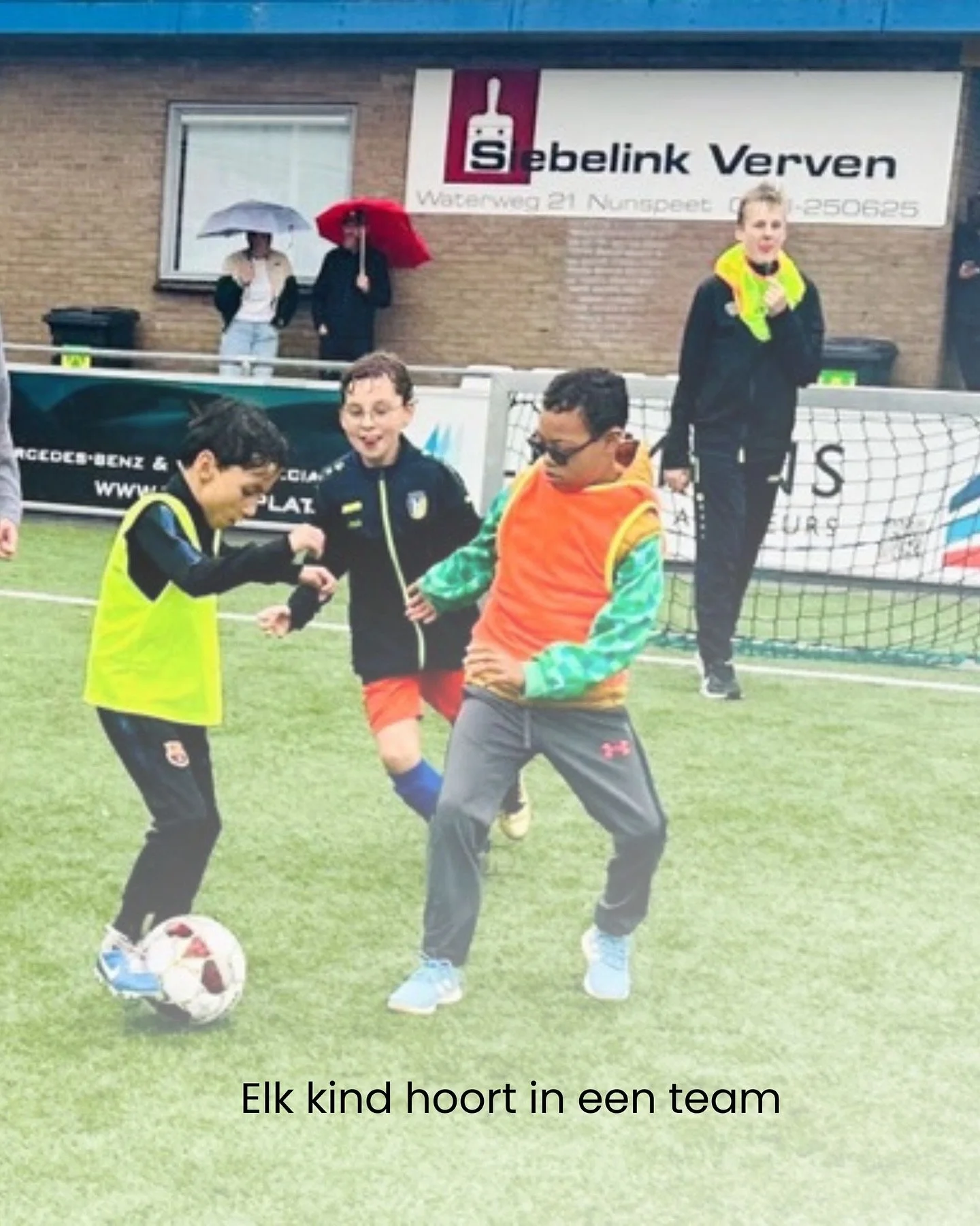 Bij Equal Play werken we samen met lokale sportclubs aan inclusieve teams. Teams waar kinderen met &eacute;n zonder beperking samen sporten.

Waar plezier voorop staat. Waar ieder kind de ondersteuning krijgt die nodig is. En waar iedereen erbij hoor