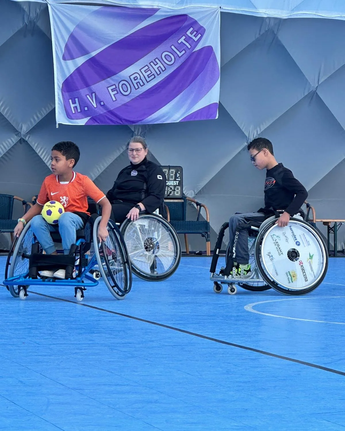 ✨ Vandaag mochten we rolstoelhandbal ervaren bij HV Foreholte in Voorhout &mdash; wat een bijzondere ervaring.

Intensief, uitdagend en vooral leerzaam.

Spelen vanuit een rolstoel verandert alles: je perspectief, je beweging, je samenwerking.
Iedere