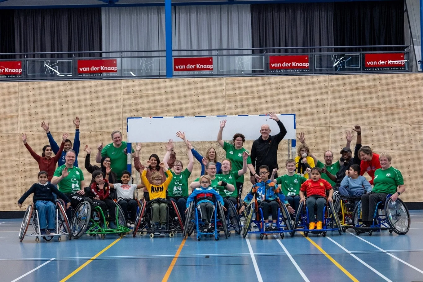 Wat gebeurt er als kinderen en families voor het eerst rolstoelhandbal proberen?

Nieuwsgierigheid, beweging en vooral veel plezier.

Afgelopen weekend organiseerden Equal Play en HV Quintus samen een kennismaking. Voor bijna iedereen was het de eers