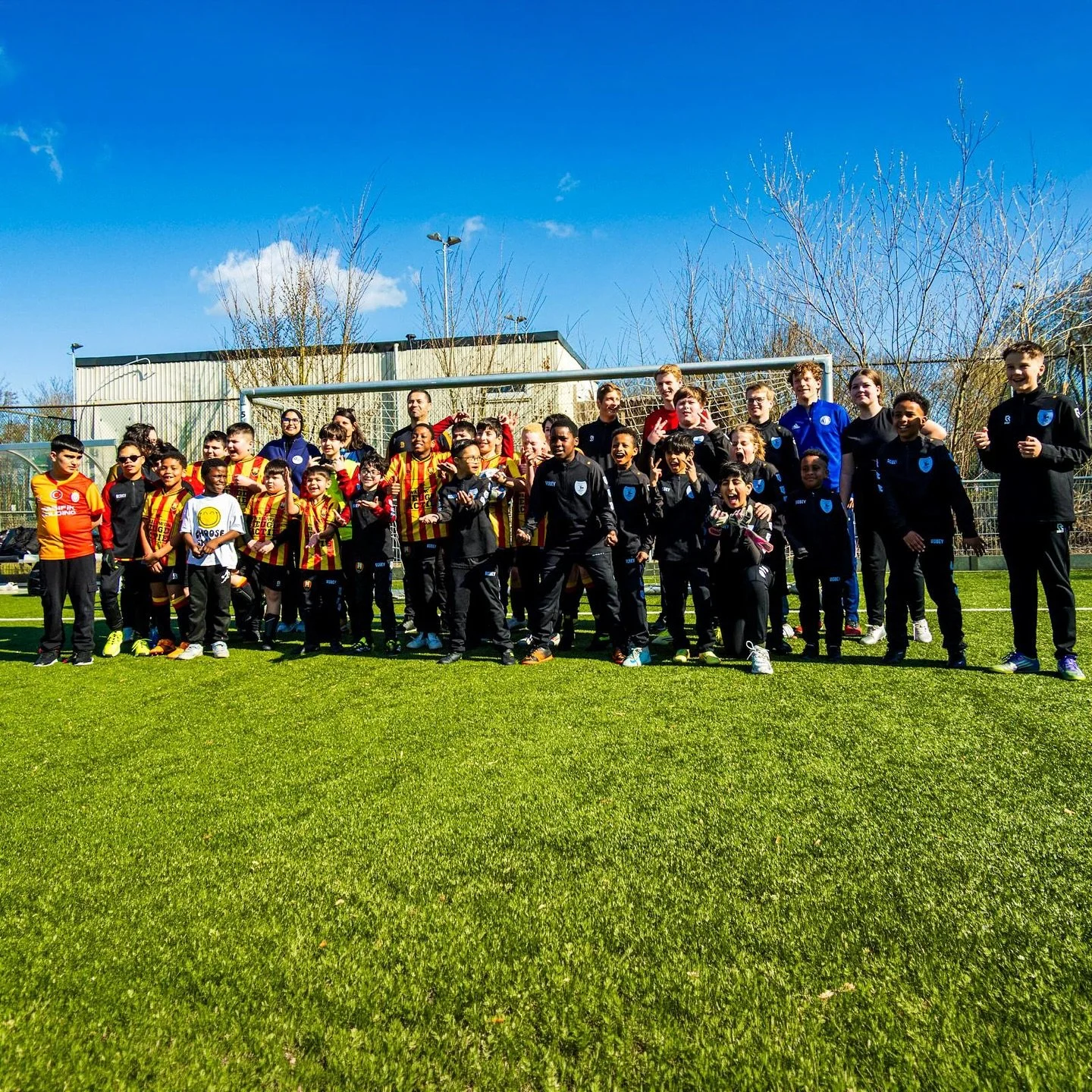 ⚽ Een bijzondere mijlpaal voor inclusief jeugdvoetbal

Dit weekend speelden de inclusieve jeugdteams van DSV Concordia (Delft) en RVC Celeritas (Rijswijk) hun eerste wedstrijd waarin kinderen met en zonder beperking samen voetballen.

Met ongeveer 30