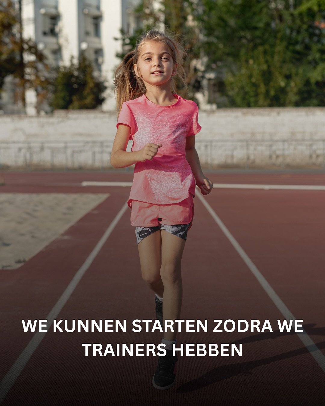 Niet elk kind kan zomaar aansluiten bij een sportteam. 
Soms is het te intens. Soms past het (nog) niet. Soms is er een frame nodig om te kunnen rennen.
En soms ontbreekt gewoon een plek om te beginnen. 
Daarom willen we een inclusieve estafettetrain