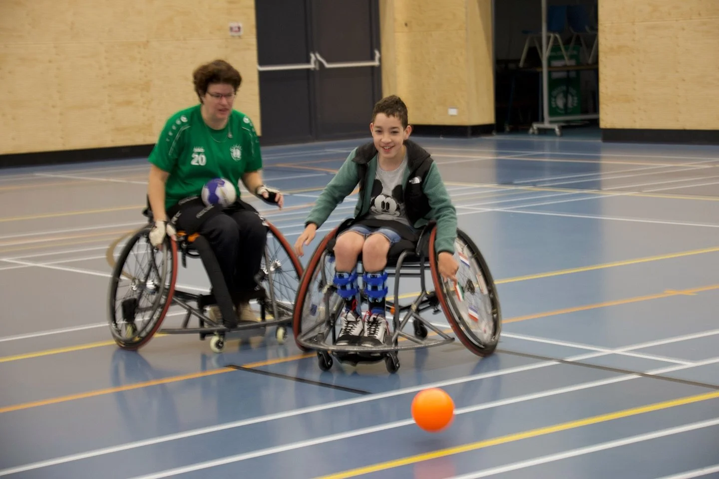 Wat een mooie middag vandaag bij rolstoelhandbal 💚

8 kinderen deden mee en binnen no-time werd er samengespeeld, gelachen en gescoord.

Precies dat moment waarop een nieuwe sport ineens voelt als een team.

Rolstoelhandbal is een inclusief team waa
