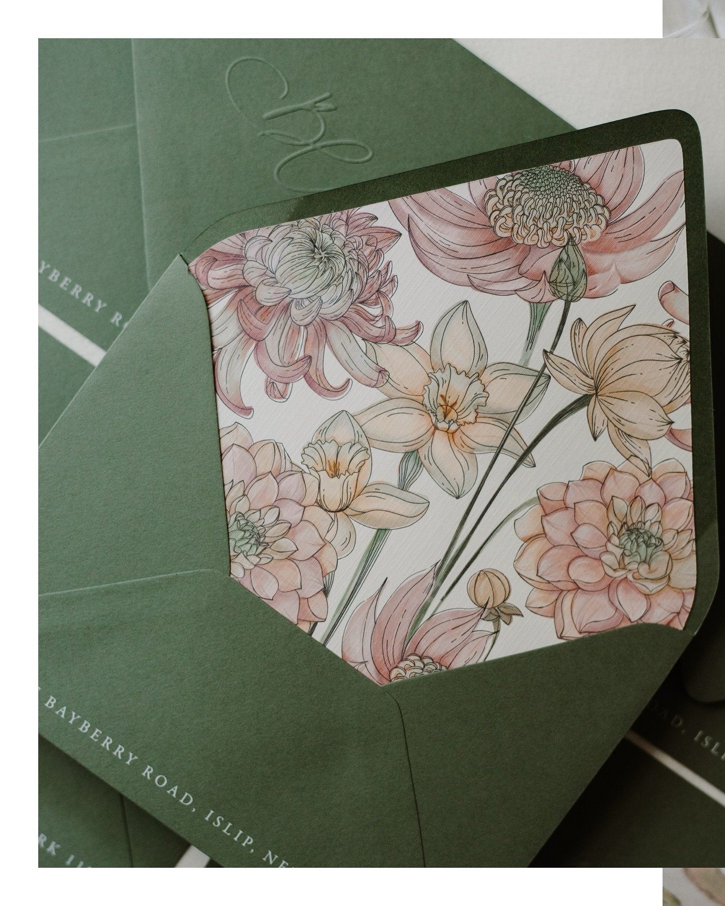 When the linen sets the tone for the stationery design&mdash;its textures and colors inspired everything, from the envelope liner to the signage. A cohesive vision from start to finish✨
.
Invites, stationery + signage: @sonnydaysstudio 
Planning + de