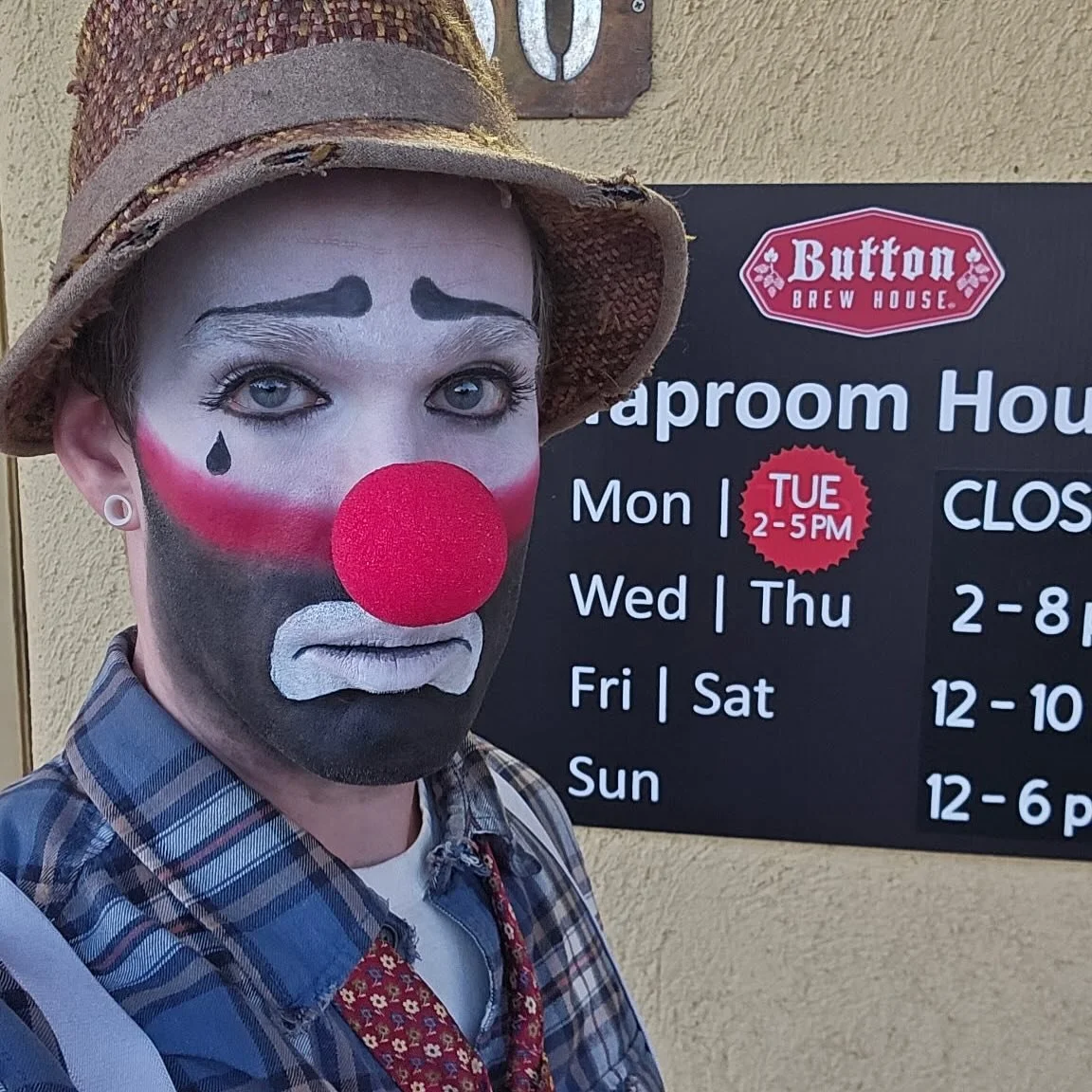 Closed Mondays, but we’ll see you the rest of the week! 🍻
Tues 2–5 • Wed–Thurs 2–8
Fri–Sat 12–10 • Sun 12–6
This week:
📚 Book Club Wed 5:30
🎸 Live Music Sat 5–7
#ButtonBrewHouse #TucsonB