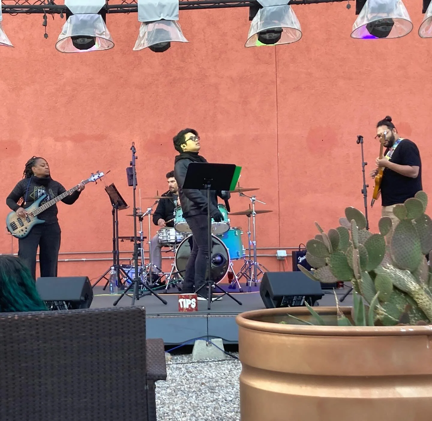 @prettywhenwepanic on RIGHT NOW until 8pm. Grab dinner from @willysphillystucson