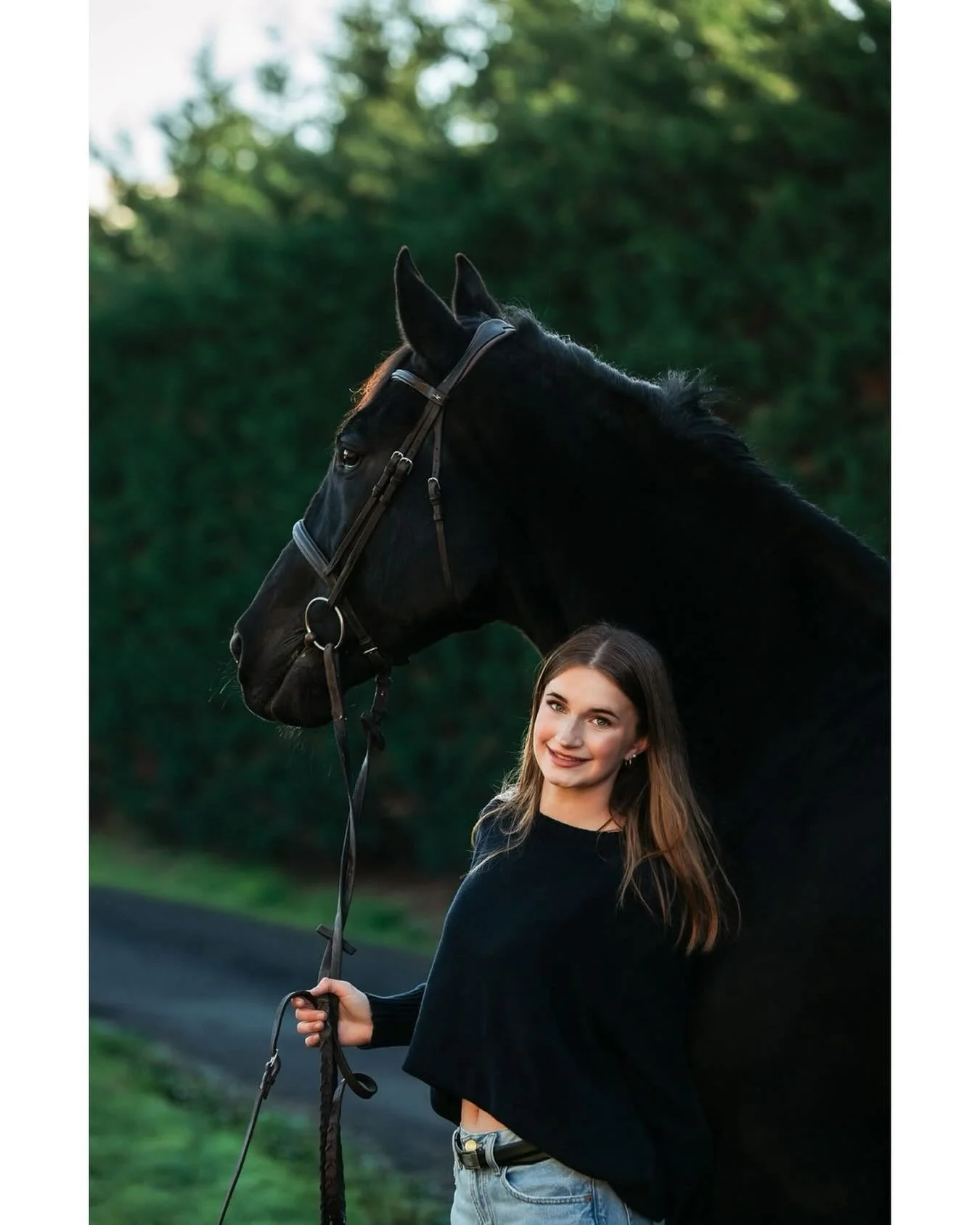 I had an amazing fall morning portrait session with these two lovelies! 
.
.
.
#showjumper #equineportrait #horsecanada #nikonphotography #victoriaequinephotographer