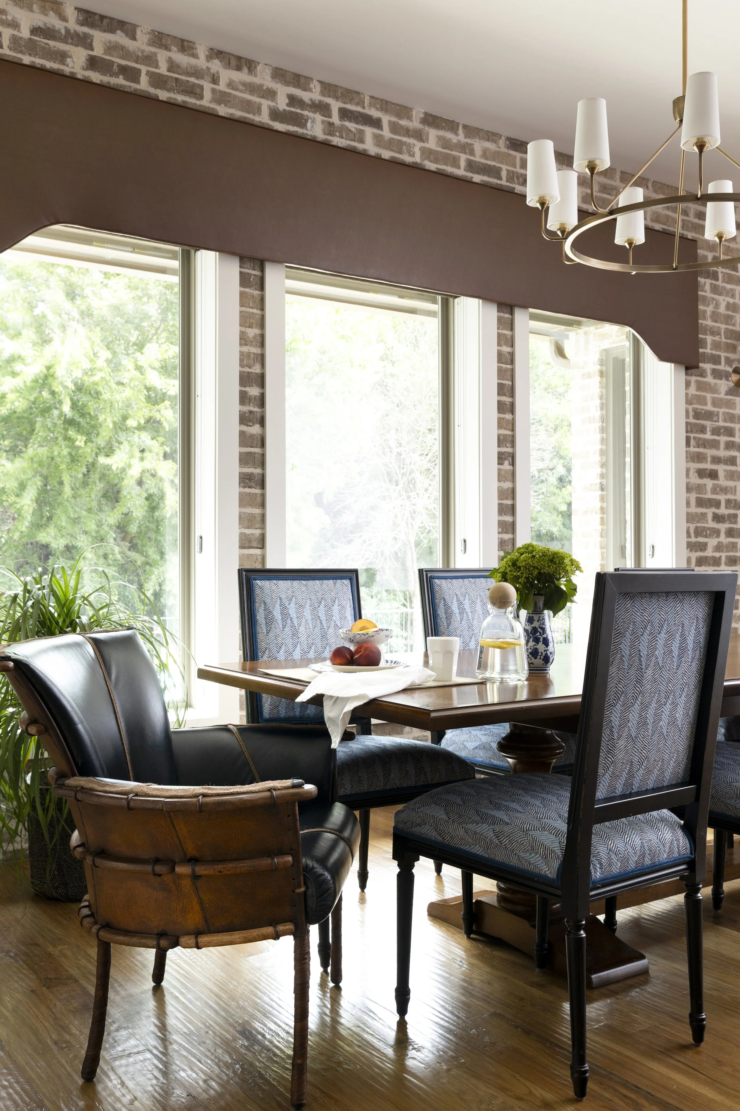 Custom window treatments, classic furnishings, and abundant natural light create an inviting gathering space in a Dallas-Fort Worth area home.