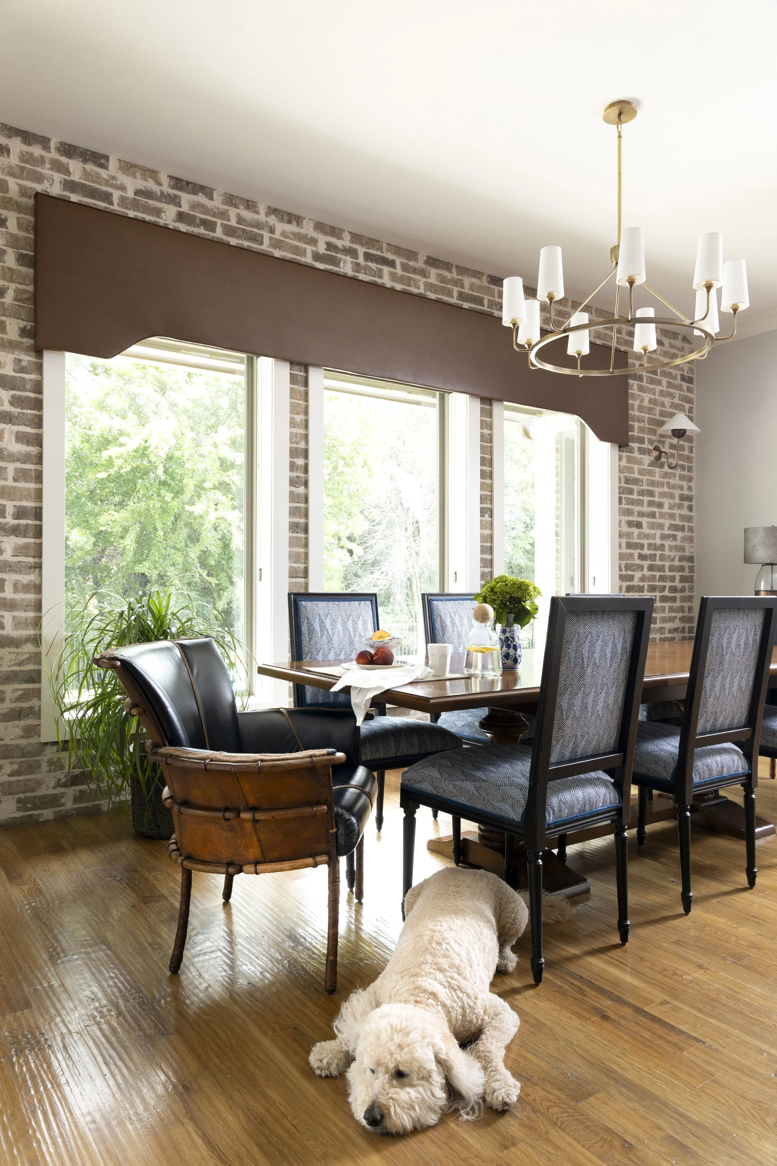 Custom window treatments, classic furnishings, and abundant natural light create an inviting gathering space in a Dallas-Fort Worth area home.