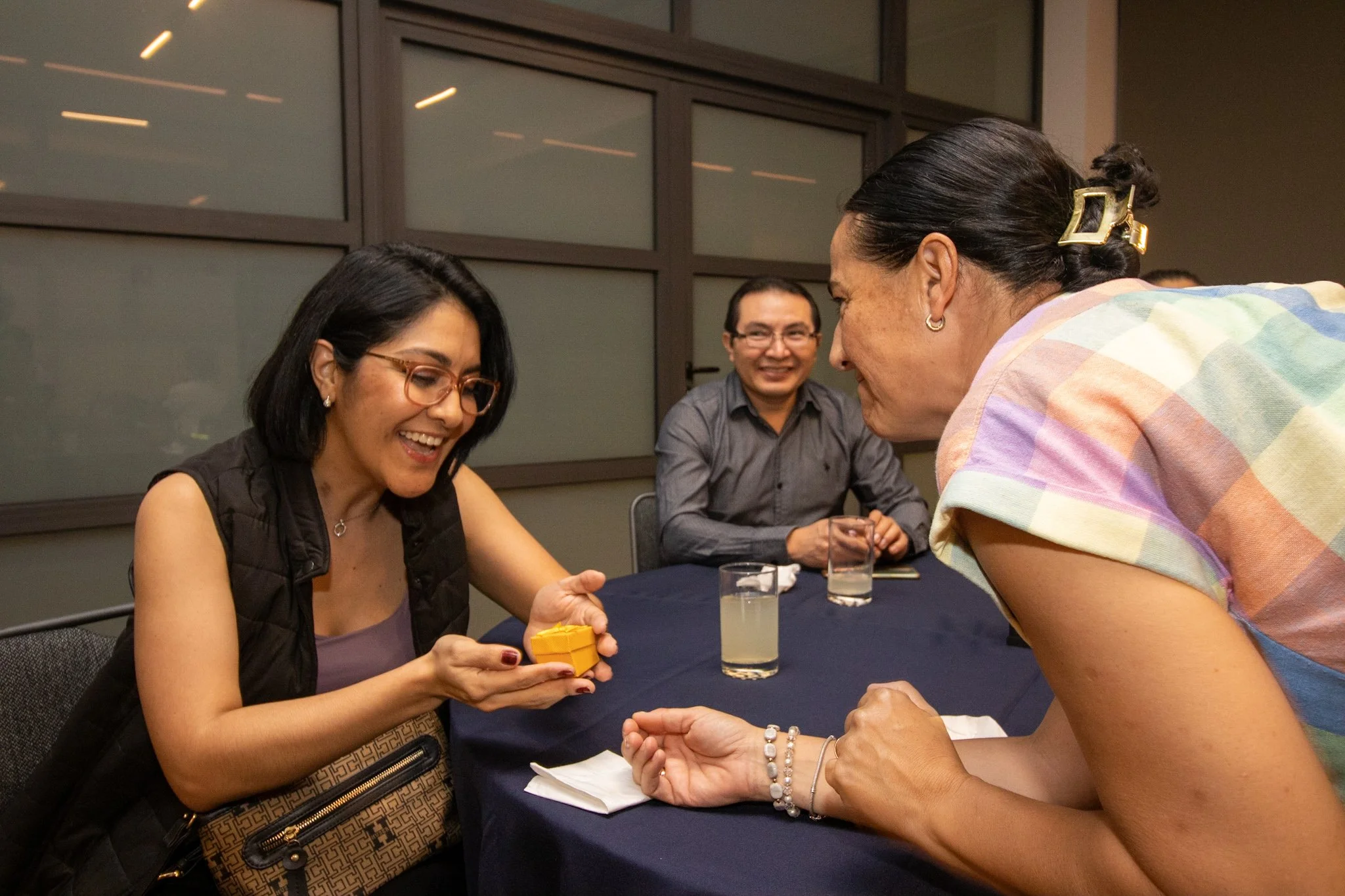 Entrega de pins conmemorativos a una sesión
