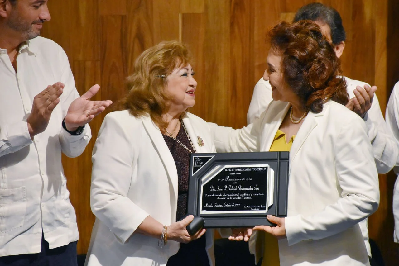 Entrega de Premio al Mérito a Dra. Gaby Bastarrachea