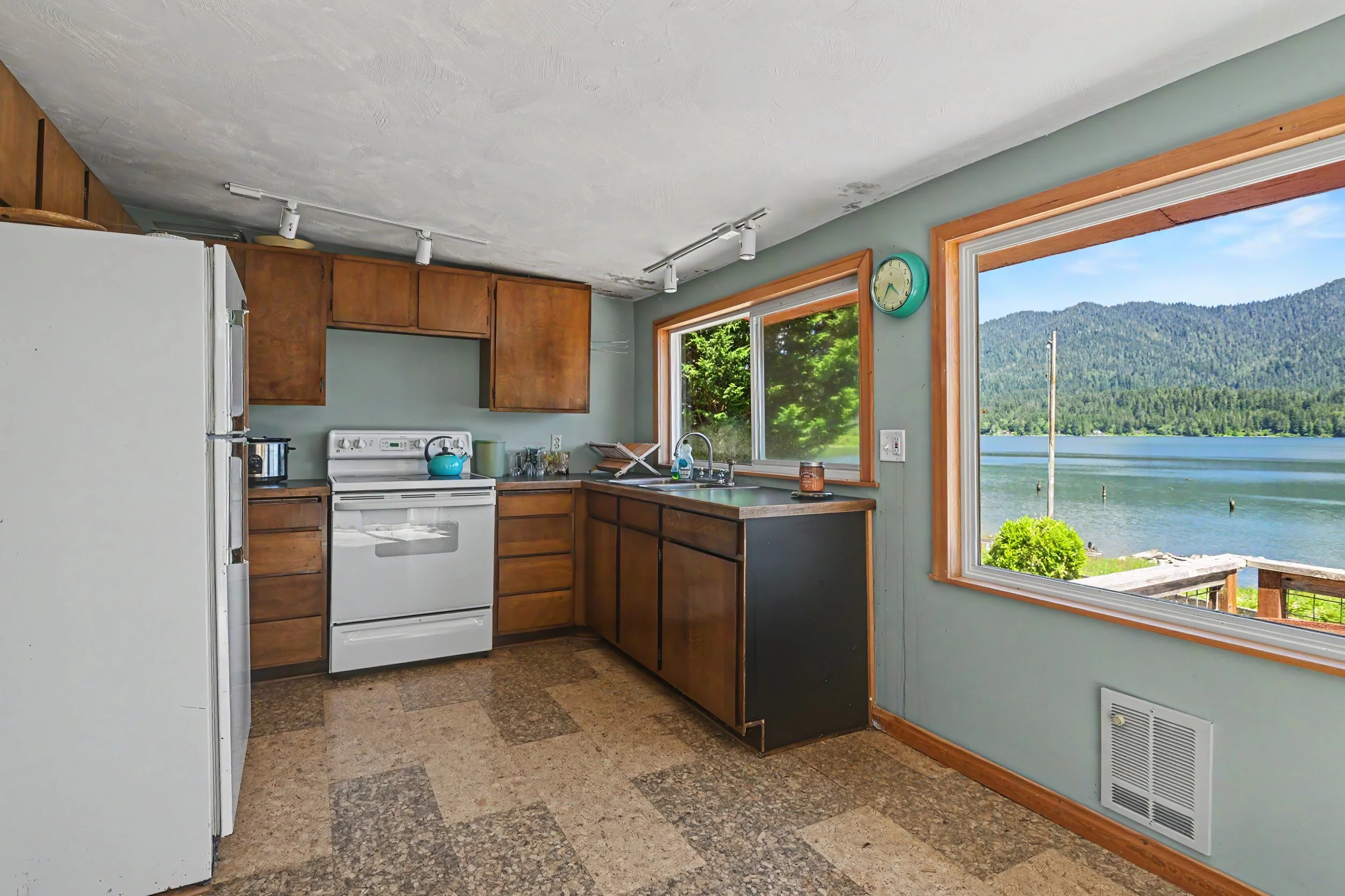 60 62 Lake Dr N-123.jpg