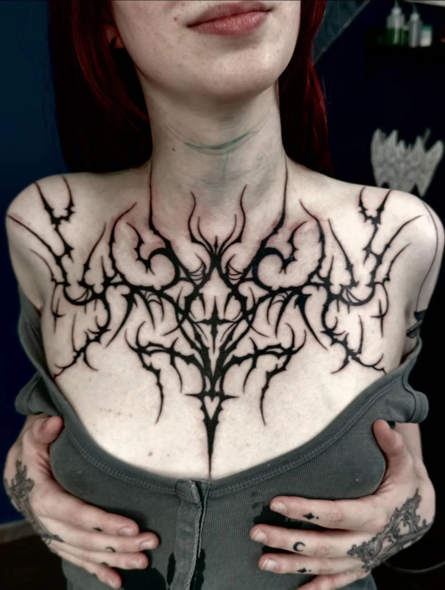 Chest armor for Scarlet ⚔️🖤
Thanks for picking this design 🫶🏻👹
Done at @artoriumink 

Books open Amsterdam @honeyhoney.tattoo
