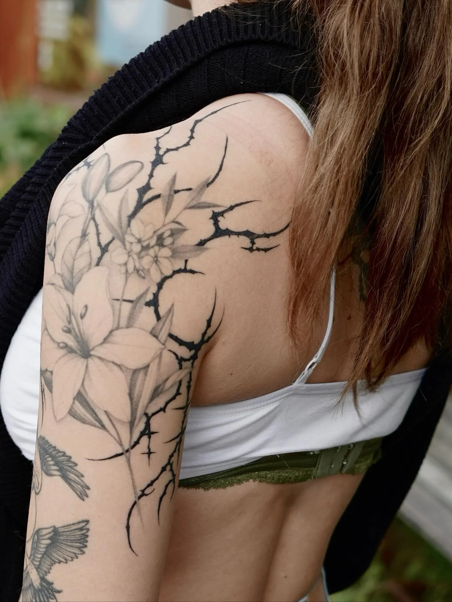 Amy asked me to add some more edge to her beautiful flowers 🖤🥀🗡️ so I did some flowy freehand spikes that I adore 🖤🖤🖤 thank you so much @amyjune_ 
@ajs_.ink 
@honeyhoney.tattoo y