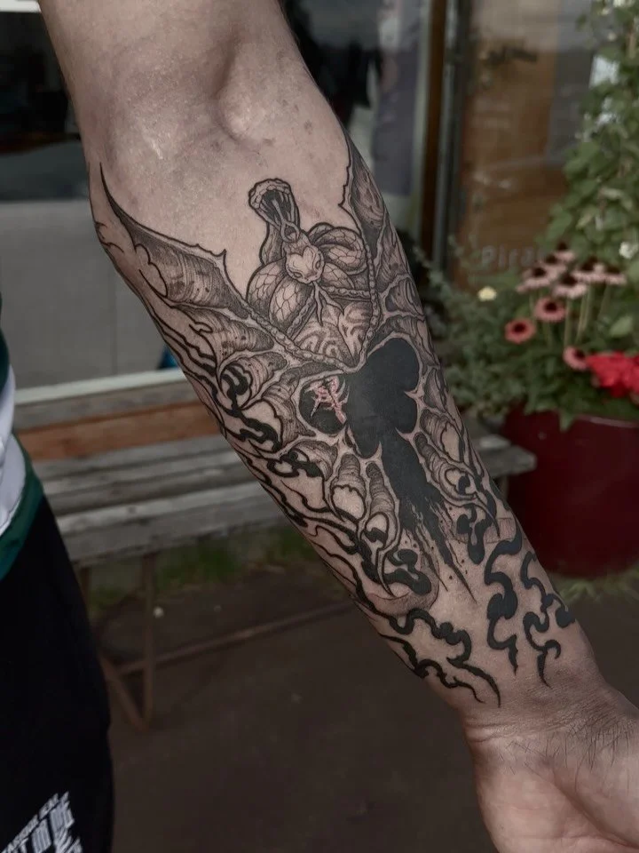 🗡️🗡️ Messmer the Impaler 🩸
Elden ring inspired half sleeve for Killian 🦾 thank you so much for the trust and for traveling far for your first tattoo 🫶🏻🫶🏻🫶🏻

Done at @honeyhoney.tattoo