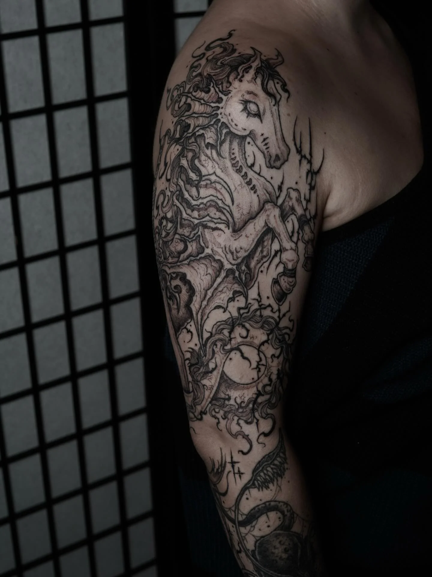 Kelpie and sword to tie up this fantasy inspired sleeve for Julia 🩵🩵🩵 thank you so much 

Done at @honeyhoney.tattoo