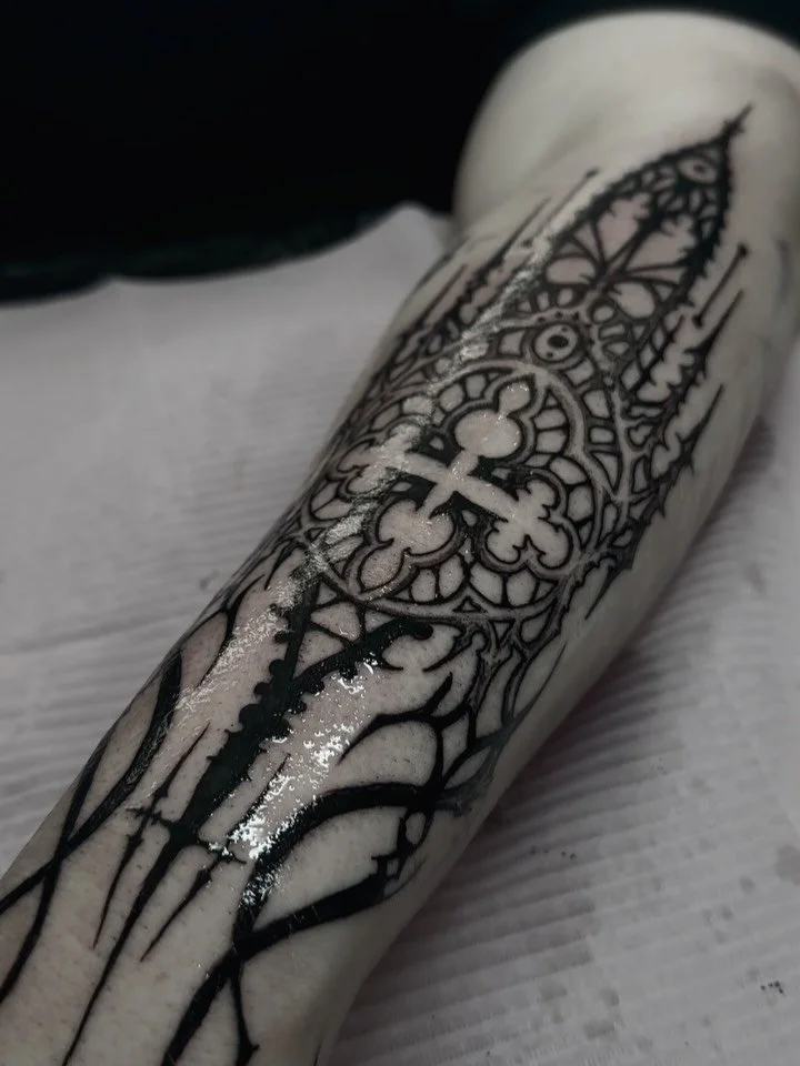 Cathedral piece and ornamental tribak hand for Chantal 🖤 Ty so muuuuch 🖤

Booking open for Amsterdam @honeyhoney.tattoo 

#gothtattoo #darktattoo #cathedraltattoo #tribaltattoo