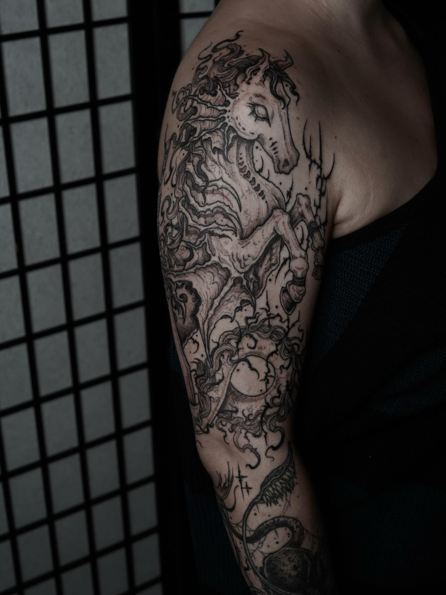 Kelpie and sword to tie up this fantasy inspired sleeve for Julia 🩵🩵🩵 thank you so much 

Done at @honeyhoney.tattoo