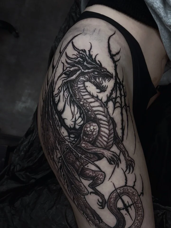 Big bad dragon for @amandasundqvist 🗡️🗡️🗡️ thank you so much girllll 
Done at @thistle.and.fern.tattoo 🖤

Books open Amsterdam @honeyhoney.tattoo