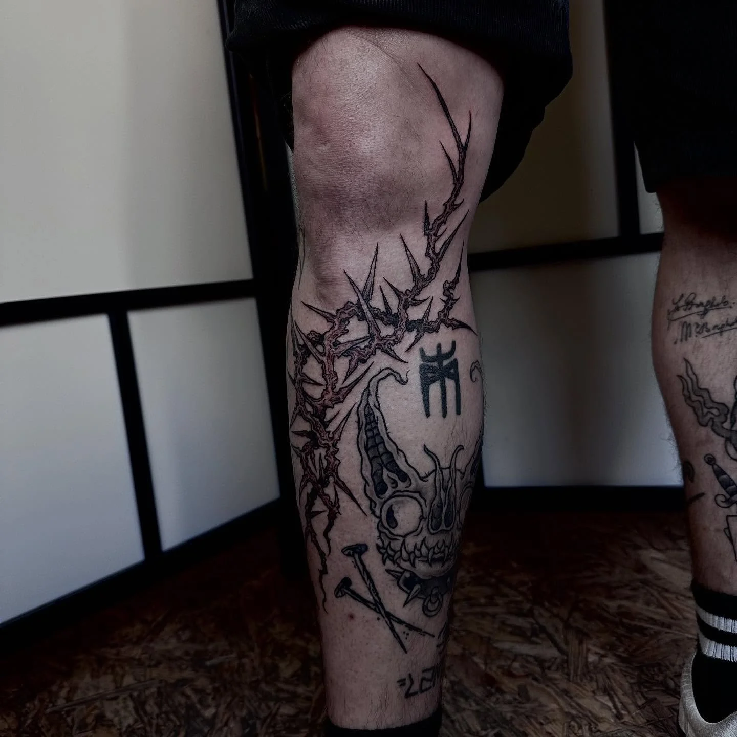 Freehanded thorns to fill this gap on @martijnzelle_illustration thank you so much!!! 🖤🤘🏻

Books open @honeyhoney.tattoo