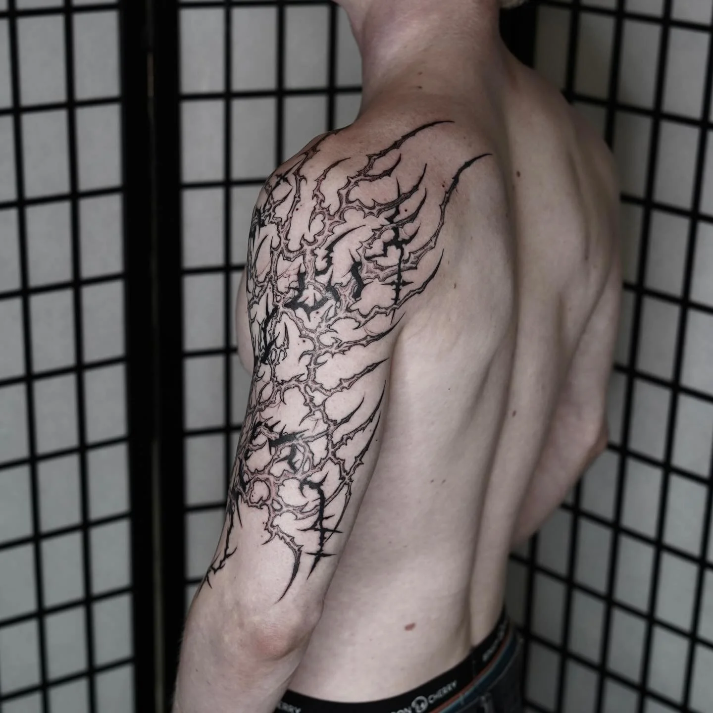 Wrapped and tangled in spikes 🥀🥀🥀
Thank you Quint!

Books open @honeyhoney.tattoo