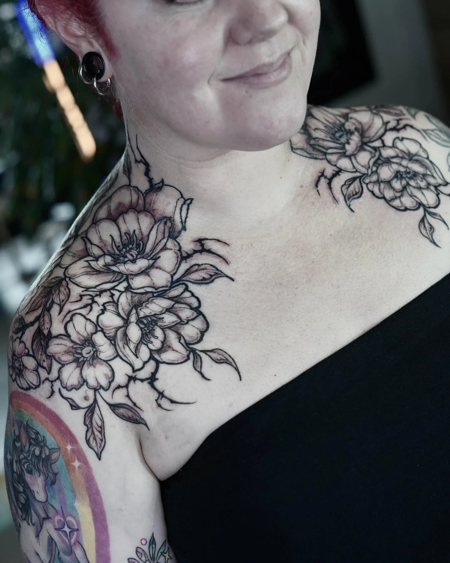 I love this placement for flowers tattoos 🥀🥀🥀 thank you so much again Kate 🥰🖤🖤🖤

@honeyhoney.tattoo