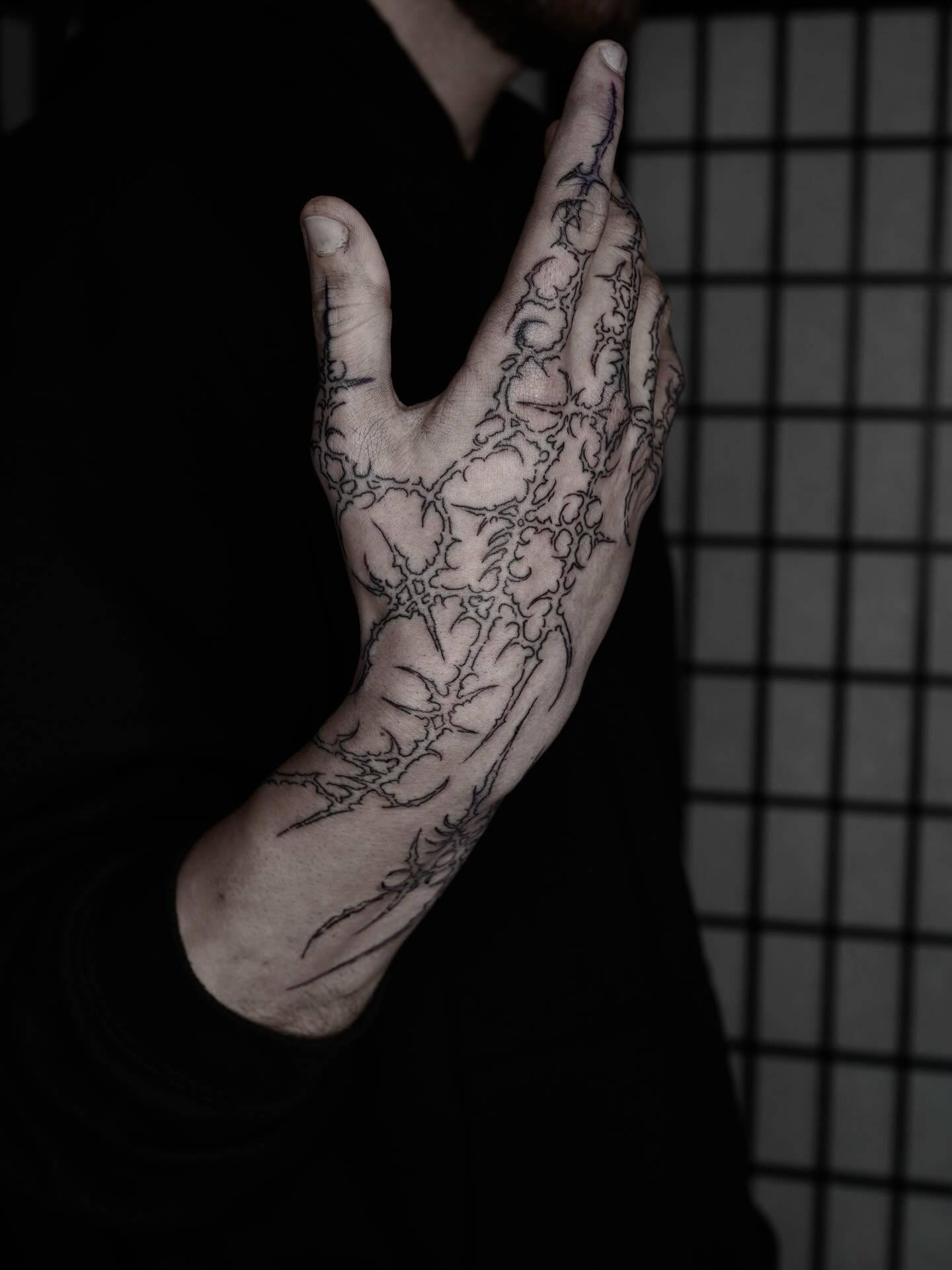 Freehand gothic ornaments 🗡️🗡️🗡️ thank you Narek 

#cybersigilism #neotribal #gothictattoo #handtattoos #blackworktattoos