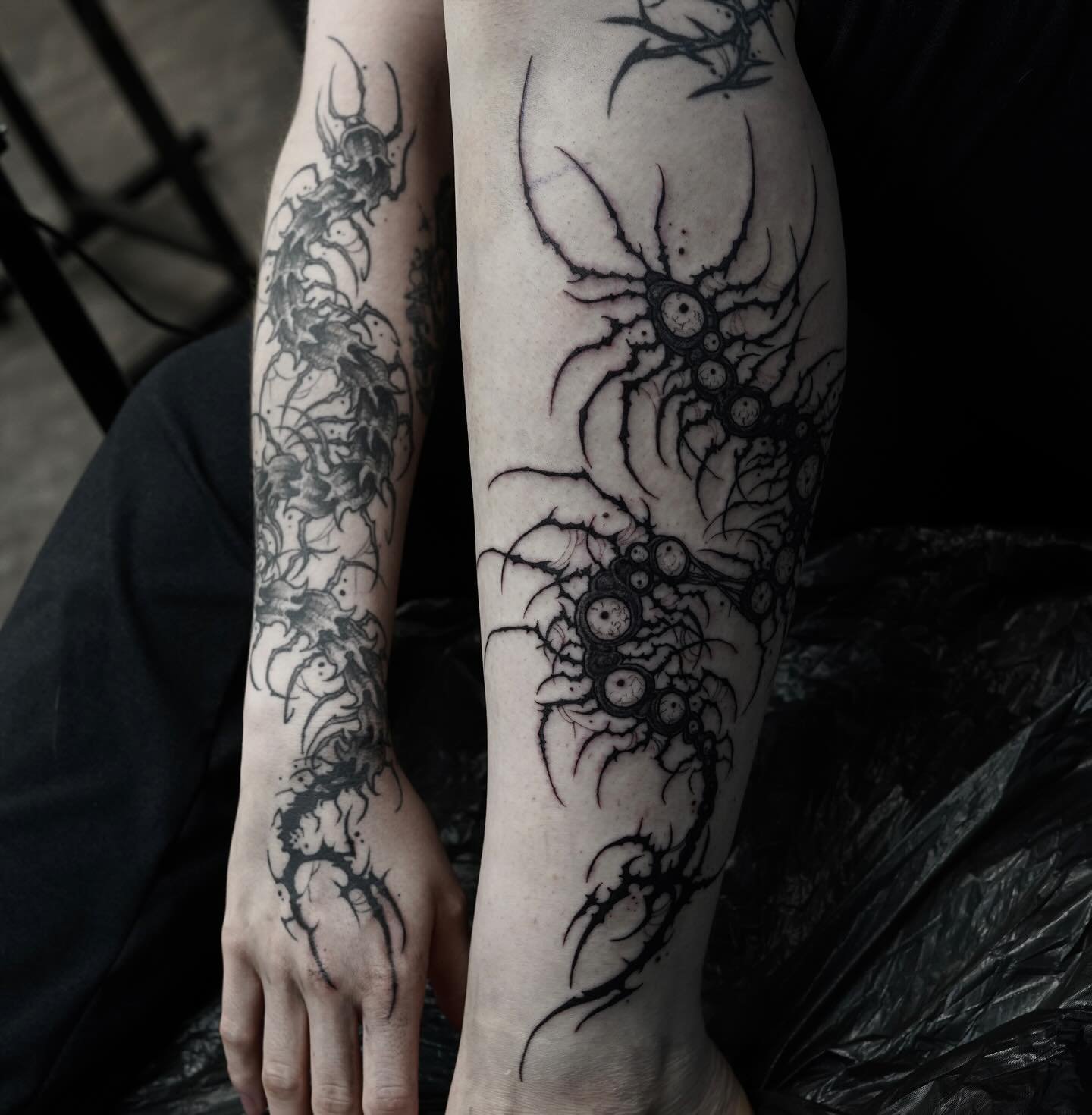 creepy crawlers 👁👁👁 
another cool design I got to add to Isabelle&rsquo;s collection 🖤thank you so much🖤

Books open Amsterdam @honeyhoney.tattoo