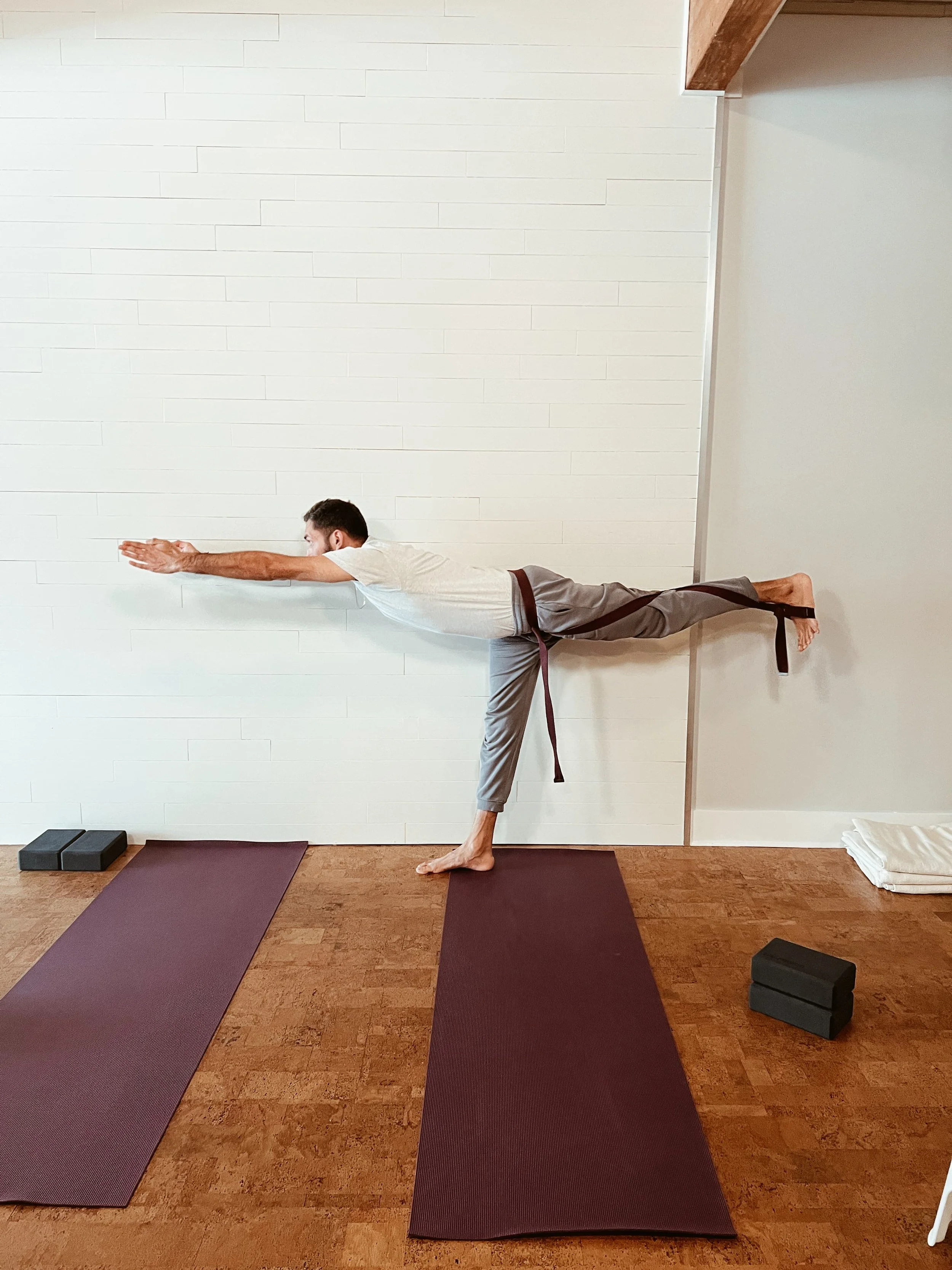 Akshey teaching yoga online